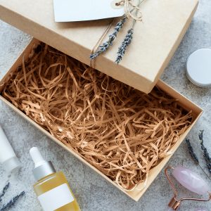 قصاصات ورق لون بنى